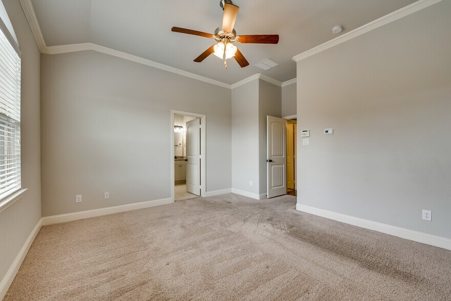 Building Photo - 923 Whitehall Dr