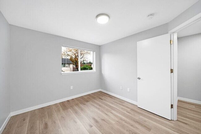 Building Photo - INCREDIBLE 2-bed/1.5bath Town House! $500 ...