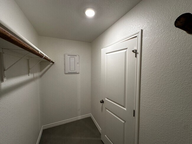 Building Photo - 3 Bedroom and 2 Full bathroom Duplex in Co...