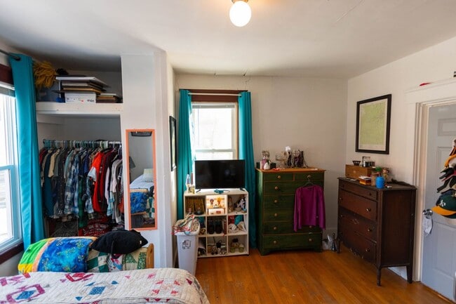 Building Photo - Huge sunny vintage 4bedroom apartment