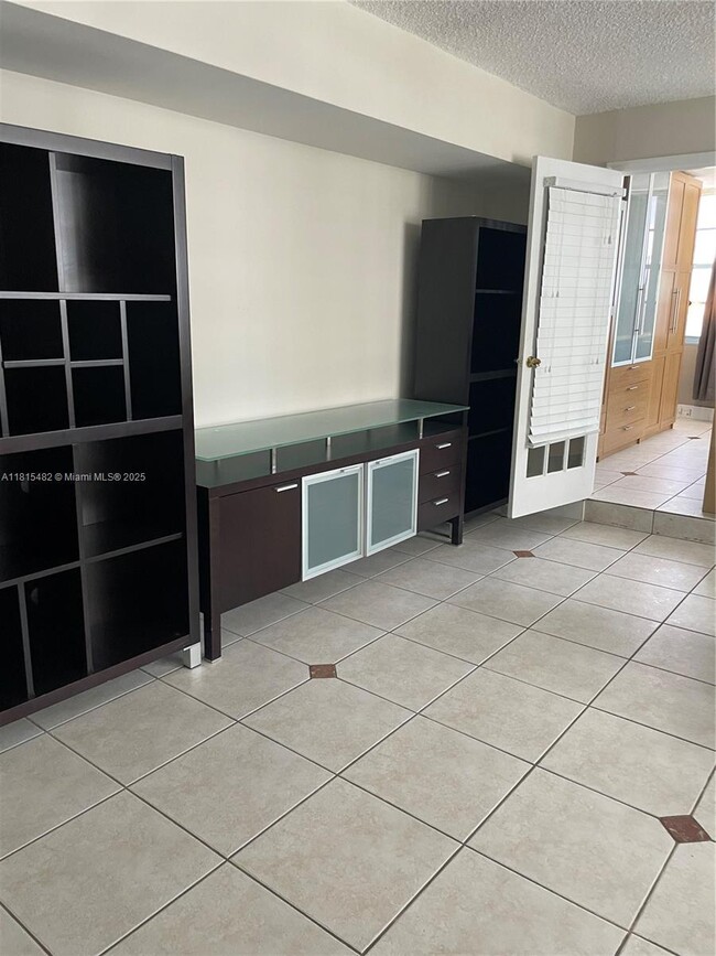 Building Photo - 801 Brickell Bay Dr