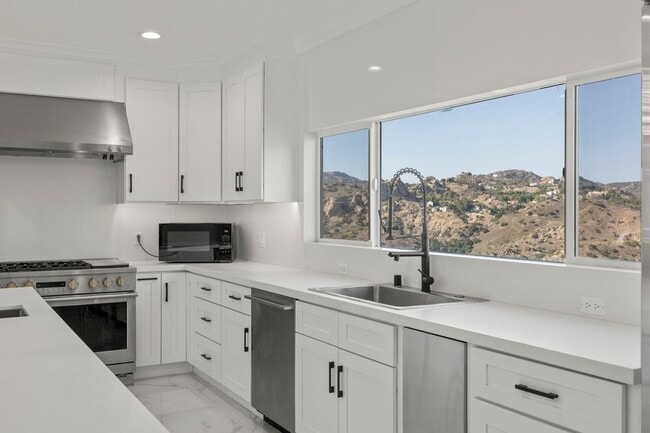 Building Photo - Modern Elegance Meets Scenic Privacy in Be...