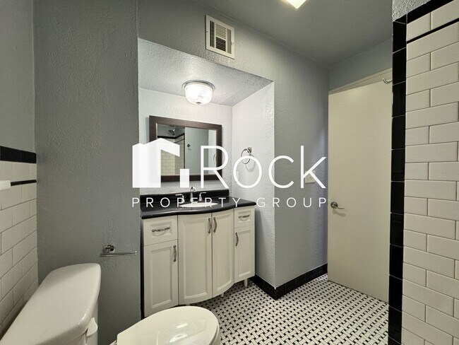Building Photo - Must See 3 Bedroom/3 Bathroom Home near Edgemere Park