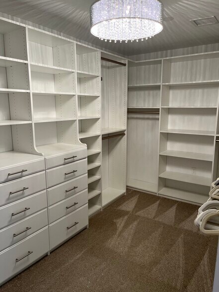 Building Photo - 2 1/2 Dumas Ave