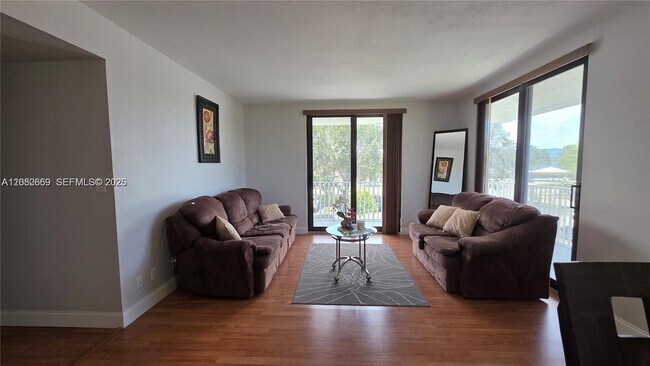 Building Photo - 901 Hillcrest Dr