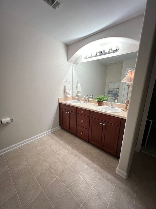 Building Photo - For rent in Bradley Point