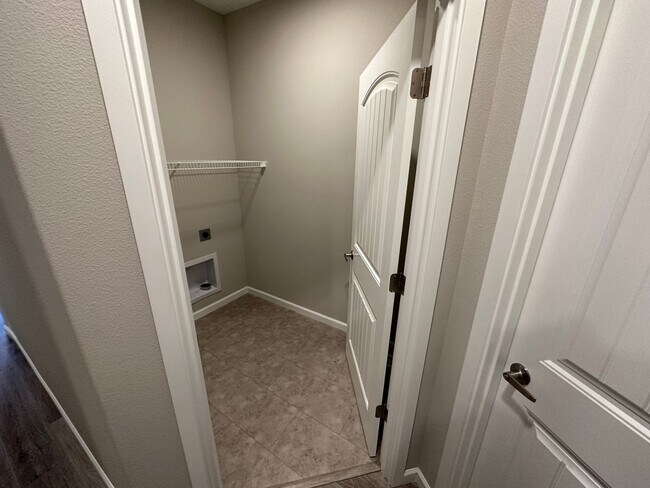 Building Photo - 553