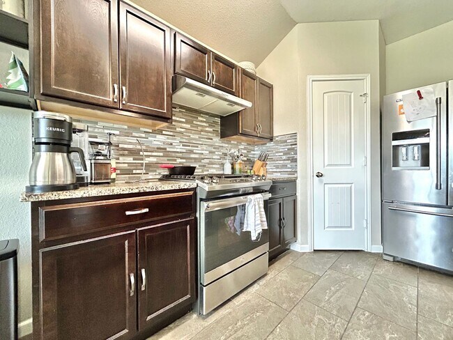 Building Photo - Stunning 3/BR 2/BA Home with Spacious Back...