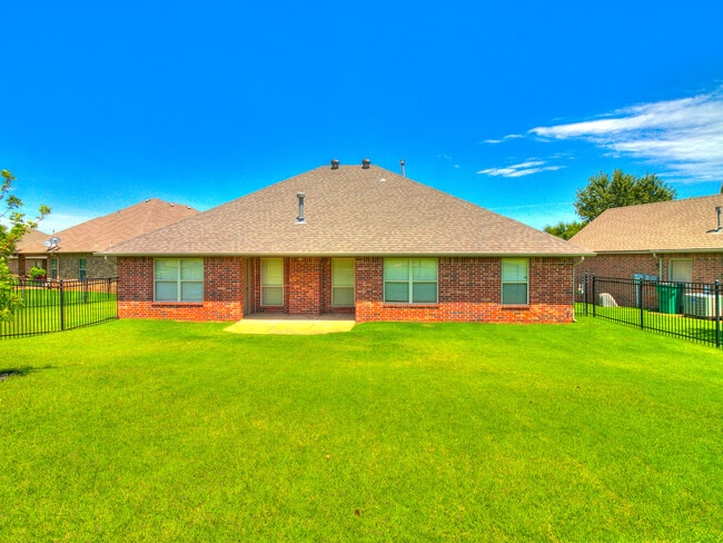 Building Photo - 15609 Traditions Dr