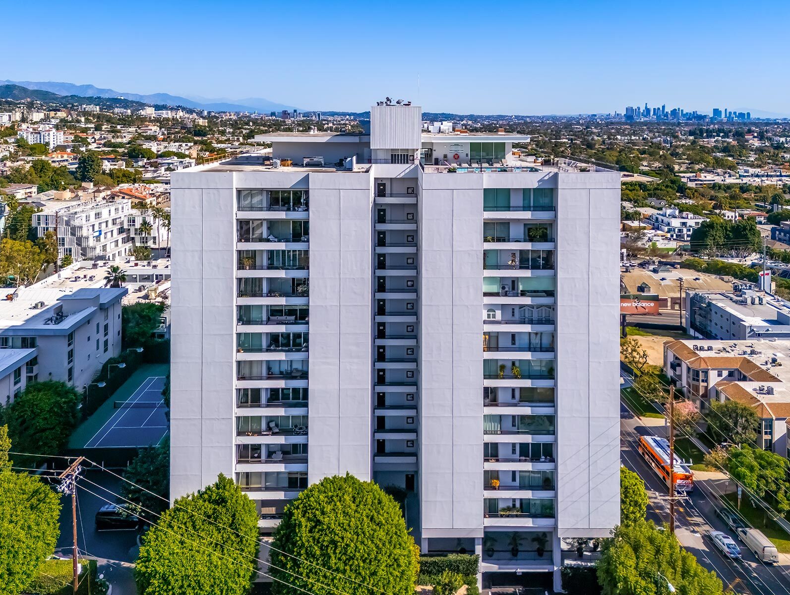 Building Photo - 1100 Alta Loma Rd