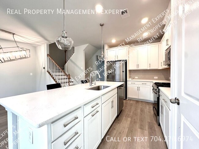 Building Photo - Charming 3BR/3.5BA Townhouse in Charlotte!