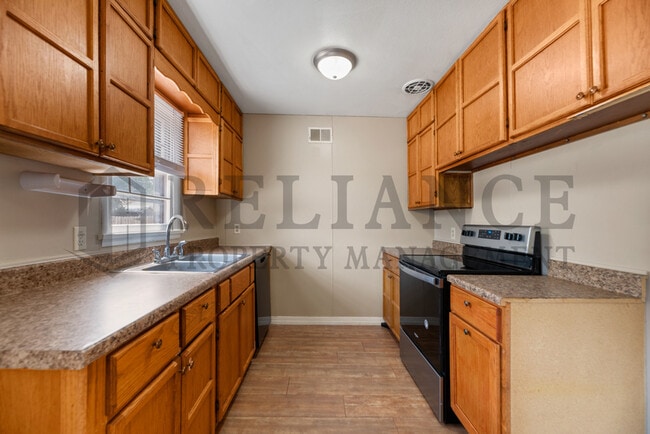 Building Photo - 4642 S vine Ave