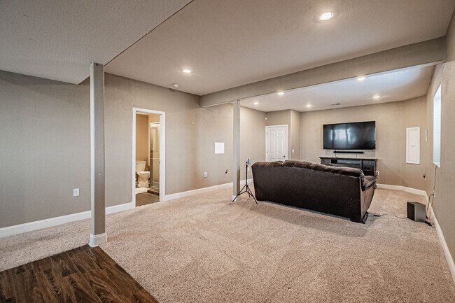 Building Photo - Spacious 5BD, 4BA Castle Rock Home with Fi...