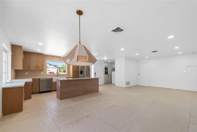 Building Photo - 114 8th St
