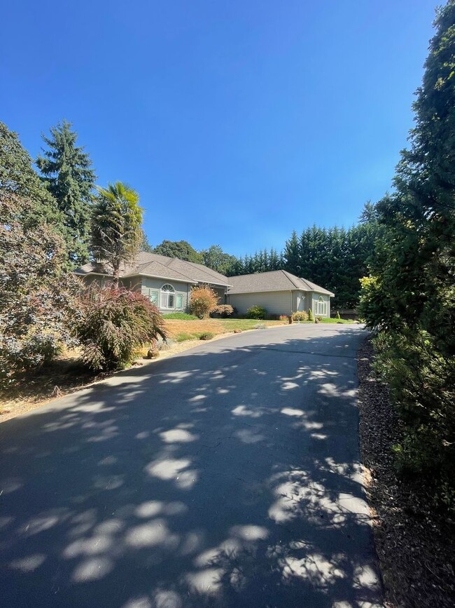 Building Photo - Beautiful 4 Bedroom on 2.5 Acres!