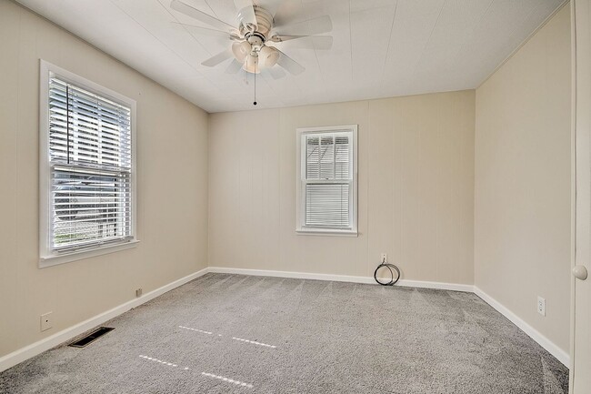 Building Photo - 1050 Delawana St