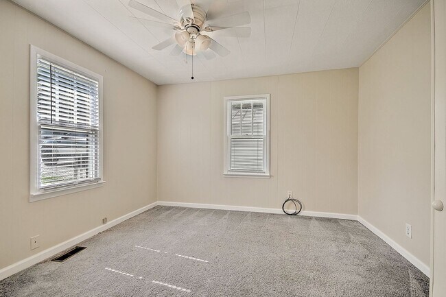 Building Photo - 2 Bedrooms / 1 Bath Home - Kingsport TN