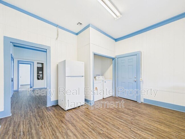 Building Photo - 405 E Convent St