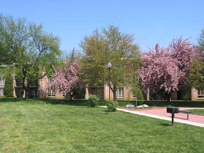 Building Photo - Two bedroom first floor condo in Jefferson...
