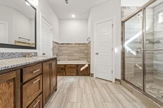 Building Photo - -Luxury Four Bedroom Property For Lease- P...