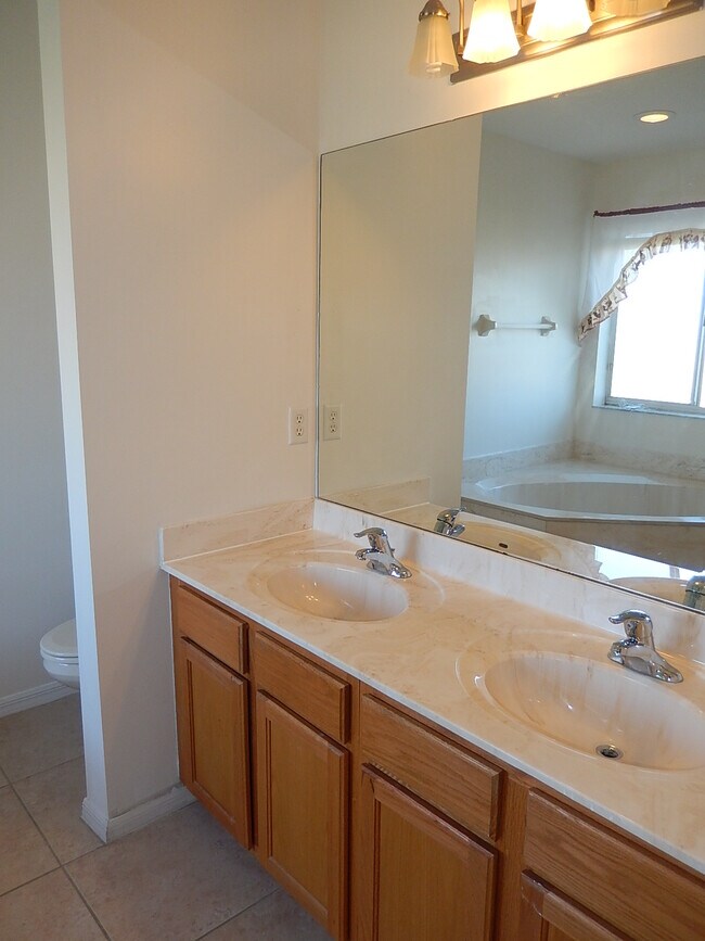 Building Photo - 17533 Laurel Grove Ct