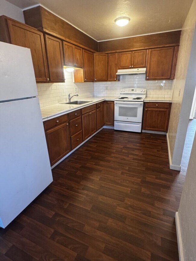 Building Photo - Oakdale-3 bedroom/1 bath Apartment - $300 OFF FIRST MONTH RENT MOVE IN SPECIAL