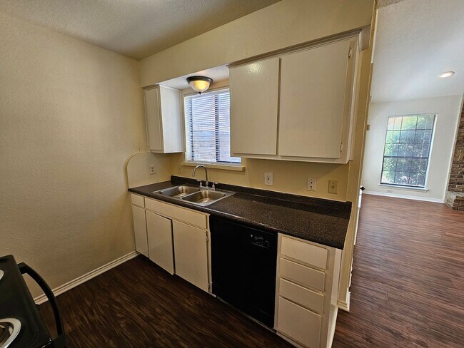 Building Photo - 3125 Tudor Ln