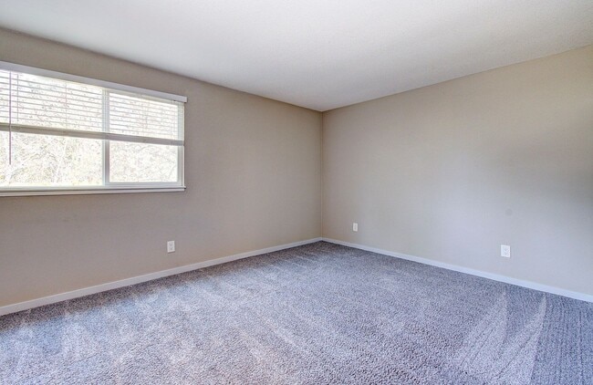 Building Photo - SALMON CREEK ~ WATERS EDGE CONDOS~ LARGE 2 Bd 2.5 Ba!