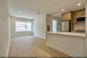 Building Photo - 303 Madison St
