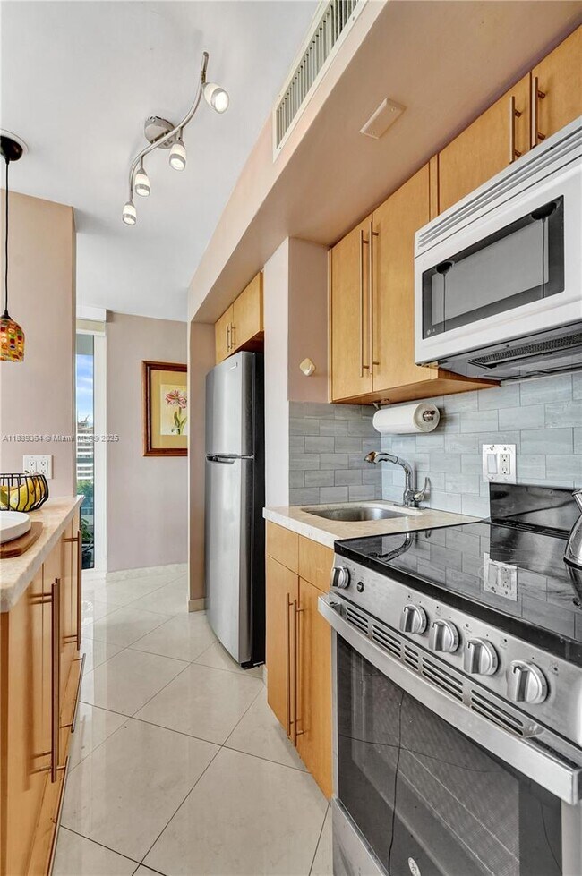 Building Photo - 209 N Fort Lauderdale Beach Blvd