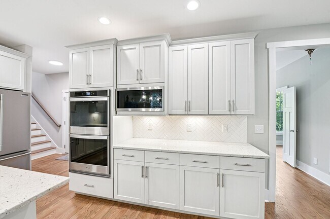 Building Photo - Luxury 5 Bed, 3.5 Bath Home on Large Lot !...