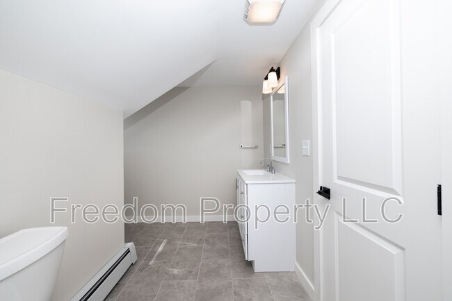 Building Photo - 28 Aircraft Rd