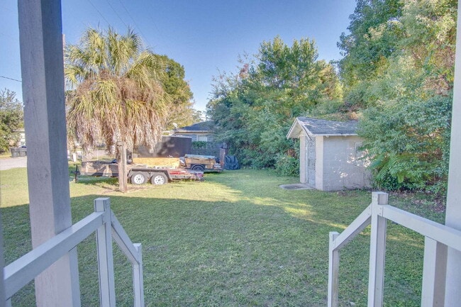 Building Photo - Charming 2-Bedroom Cottage Near Downtown P...