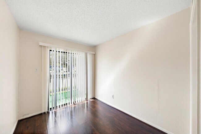 Building Photo - 2818 S Bartell Dr