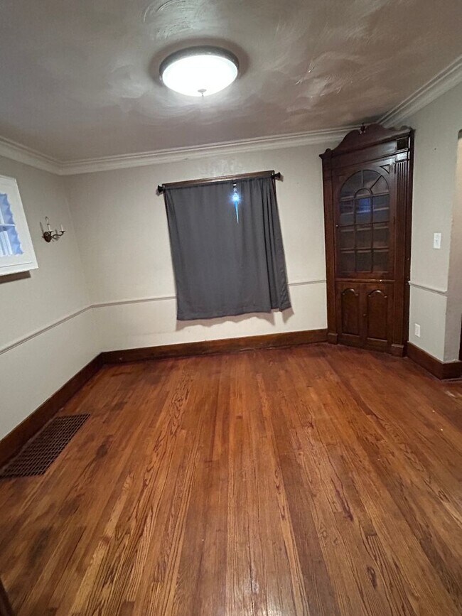 Building Photo - 3 BR/1.5 BA