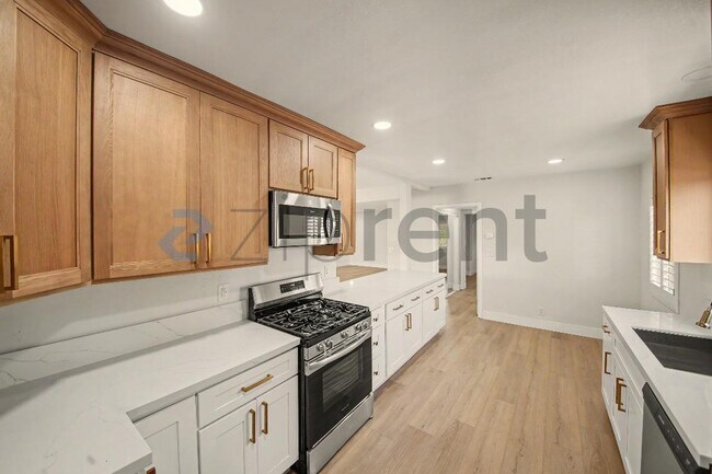 Building Photo - Unit