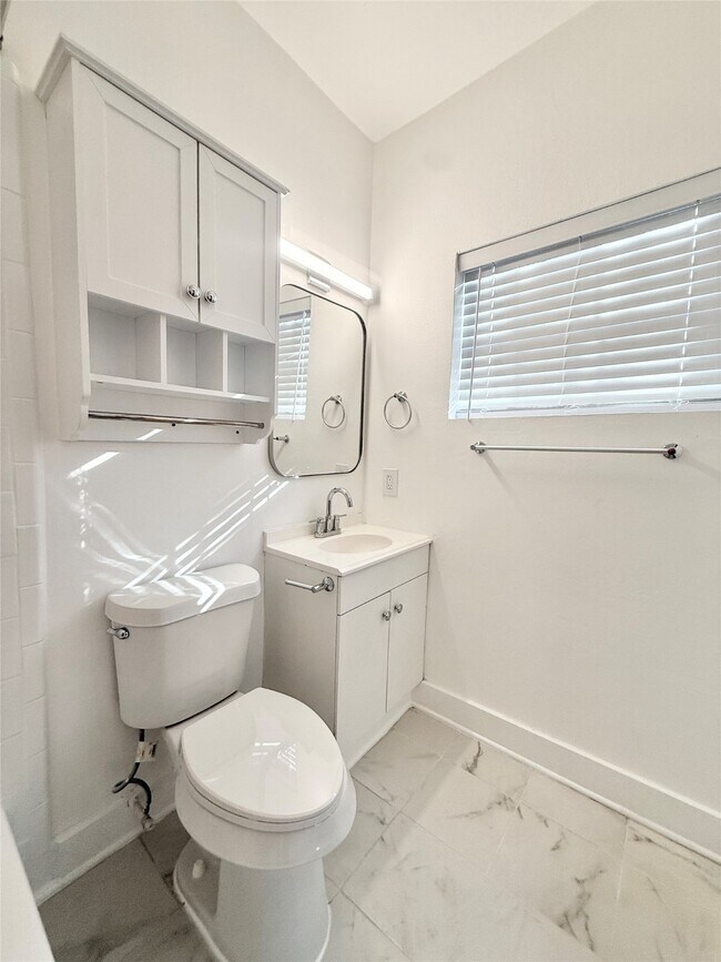 Building Photo - 4021 Mandell St