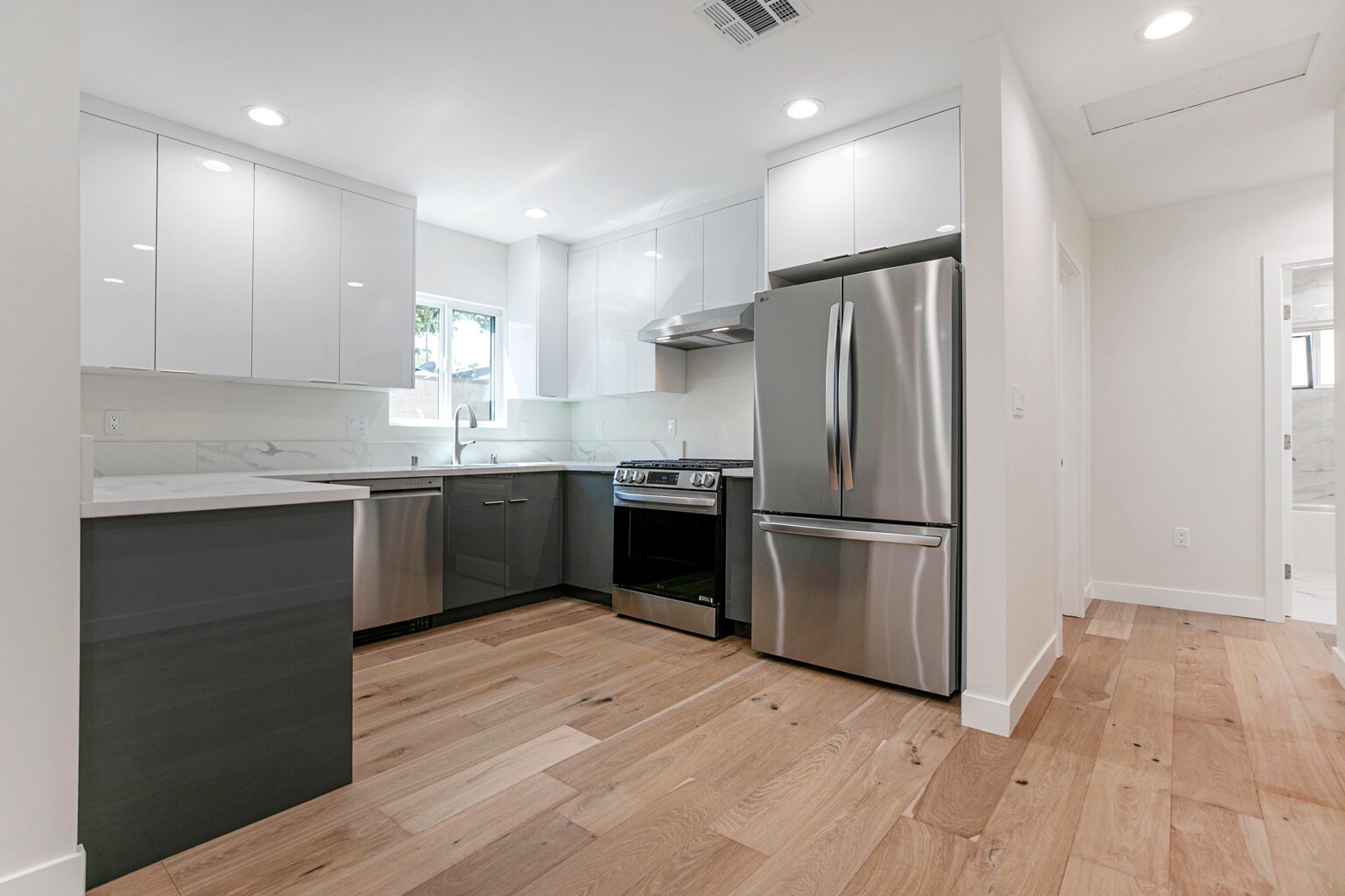 Building Photo - 10446 Woodley Ave