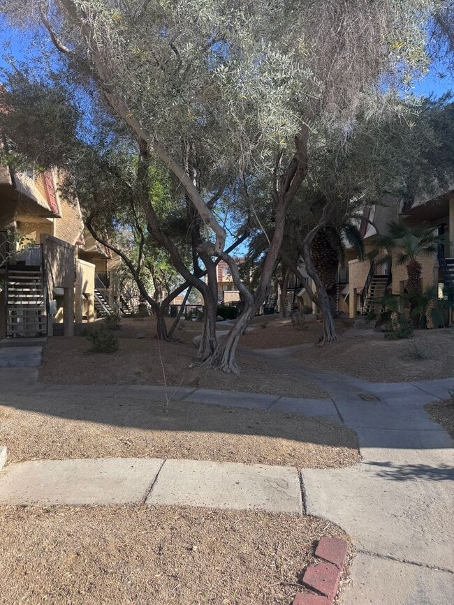 Building Photo - 2 bedroom, 1.5 baths, Boulder Hills condo