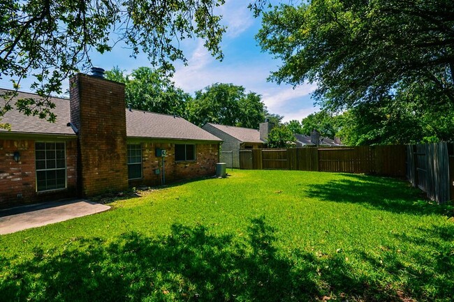 Building Photo - 3003 Old Fort Rd