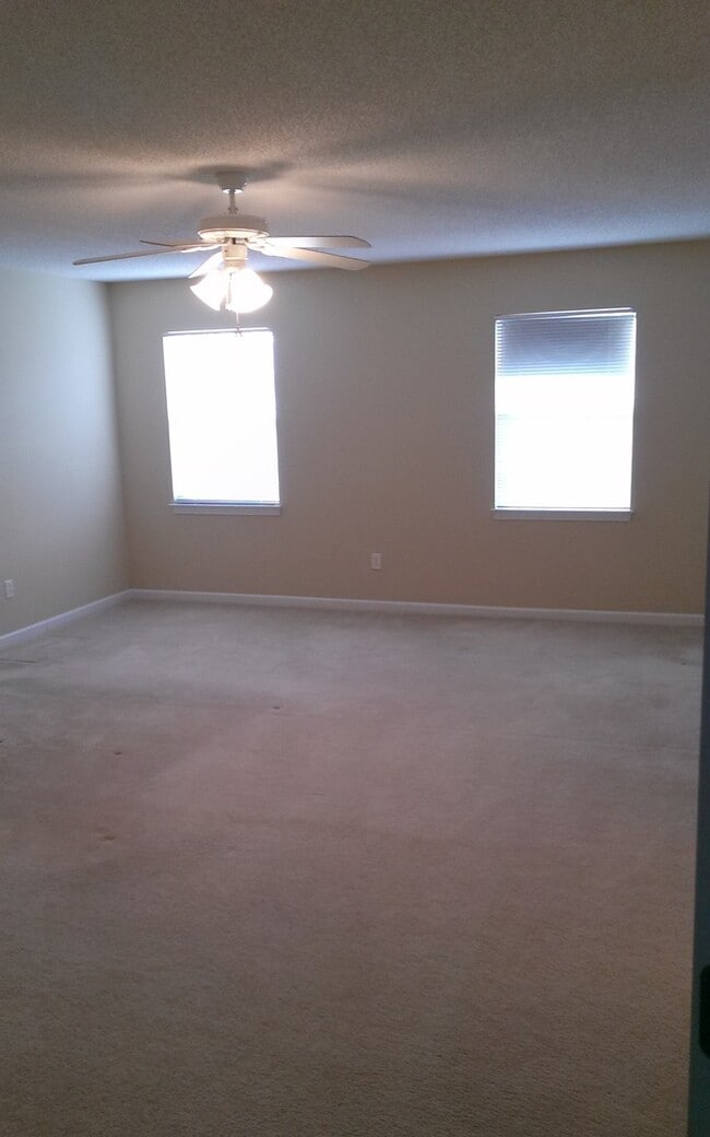 Building Photo - Creekside Subdivision   6 Month Lease Only!