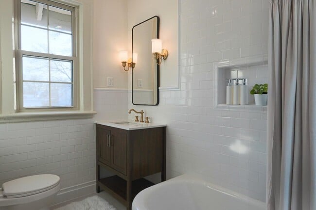 Building Photo - 2015 Court Ave