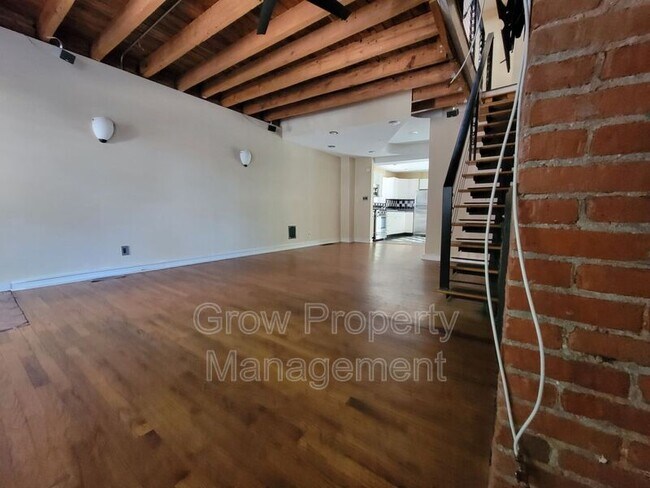 Building Photo - 1019 S 10th St