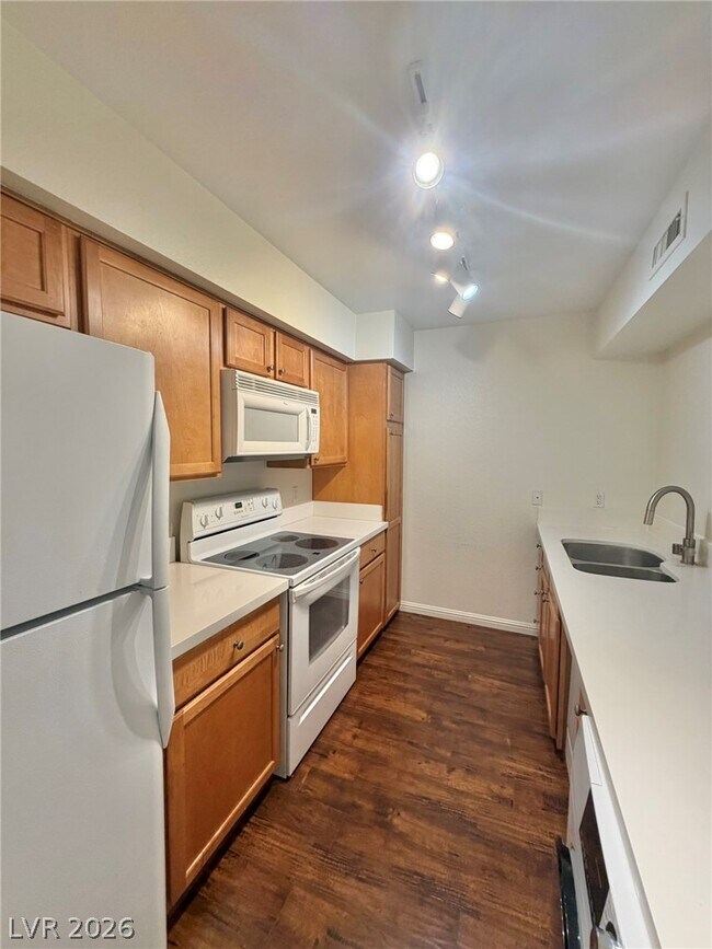 Building Photo - 650 Oakmont Ave