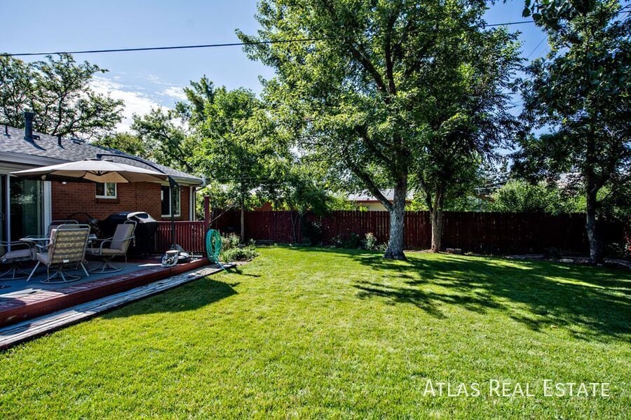 Building Photo - 681 S Holly St