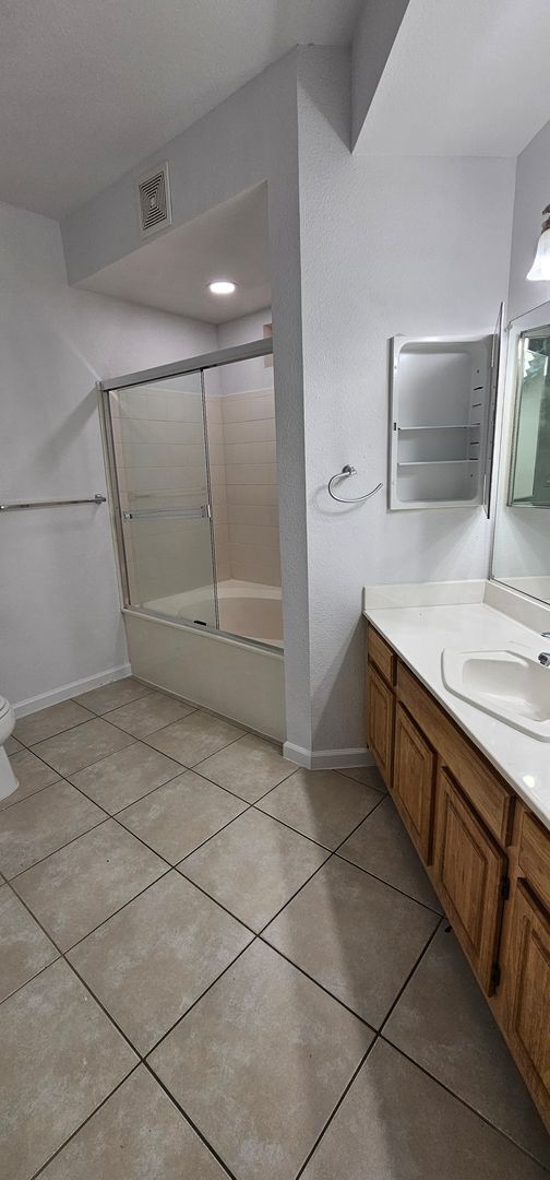 Building Photo - TANAMERA CONDOMINIUMS 1 bed 1 bath 1 car g...