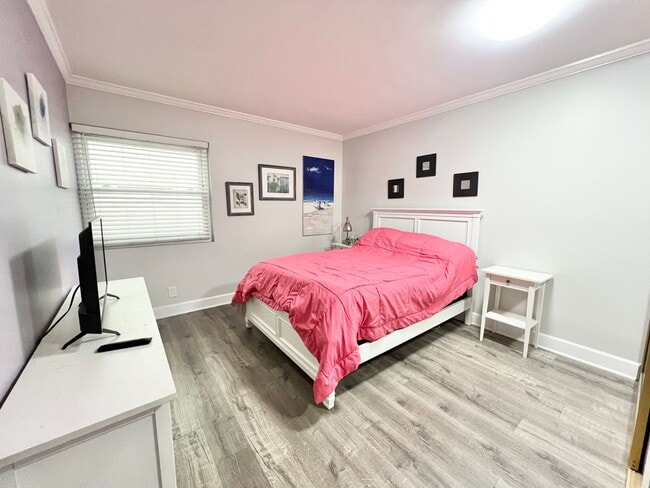 Building Photo - 2 Bed, 2 Bath Condo Near Retro Row!