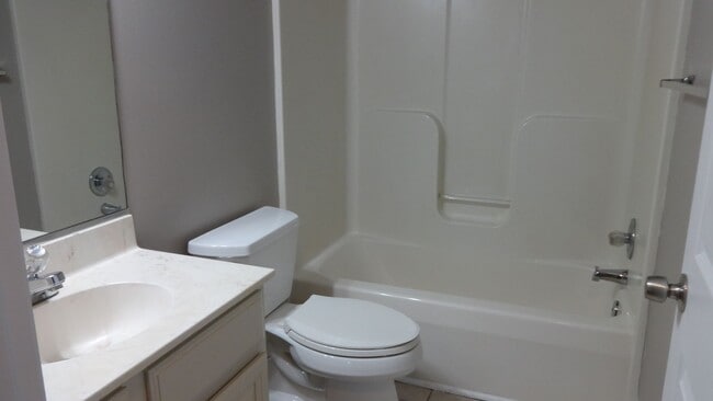 Building Photo - Beautiful 2 Bed/2 Bath Condo - Hardwood Floors - Granite Counters - Gas Fireplace - Community Pool