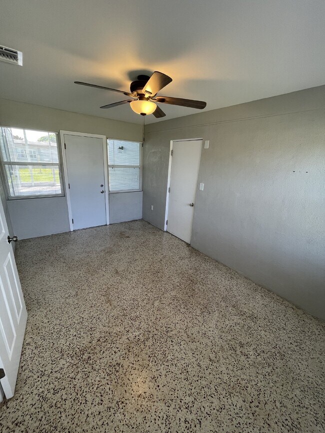 Building Photo - Desirable location in Melbourne FL