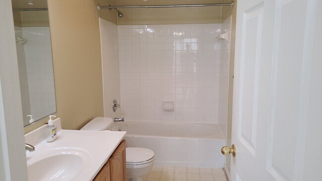 Building Photo - Spacious & Sunny 2Bed/2Bath End Unit in The Village at Town Center